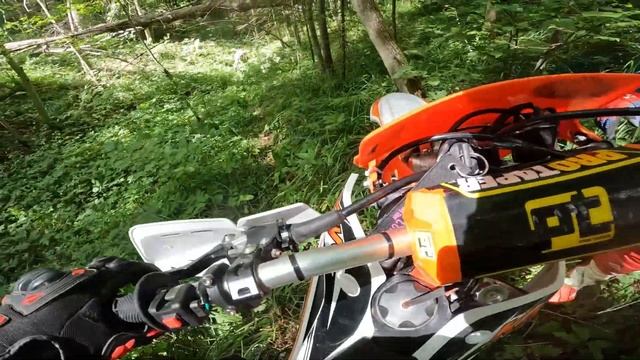 МУЧАЕМСЯ В ОВРАГЕ ОКОЛО РЕКИ. НАСТОЯЩЕЕ ЭНДУРО kayo k6, ataki ef 300, Suzuki Dr 250 смотреть онлайн