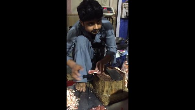 Guy cutting meat using a knive with his FEET!!! смотреть онлайн