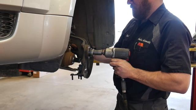 Audi TT Wheel Bearing Replacement (on vehicle) смотреть онлайн