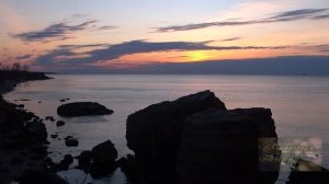 Тихий плеск волн на рассвете.