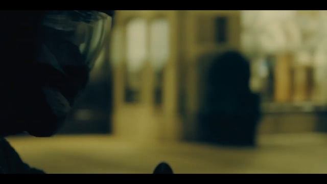 Мотоцикл 2100 года в Лондоне (фантастический сериал "Периферийные устройства/The Peripheral", 2022) смотреть онлайн