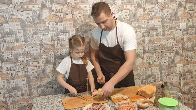 Гороховый суп с копчёностями! Лайфхак, который делает суп совсем не дорогим! Готовим вместе с дочко смотреть онлайн