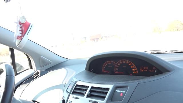 Speedzone-használt teszt: Toyota Yaris 1.3 (2011): Csak a motort figyeld! смотреть онлайн