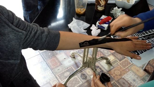 рисунок специальной профессиональной краской просто и легко трафаретом на руке смотреть онлайн