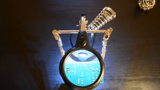 Третья рука с LED подсветкой и увеличительным стеклом смотреть онлайн