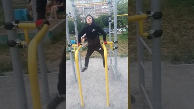 Брусья суперсет брусья бицепс  Мише 10 лет