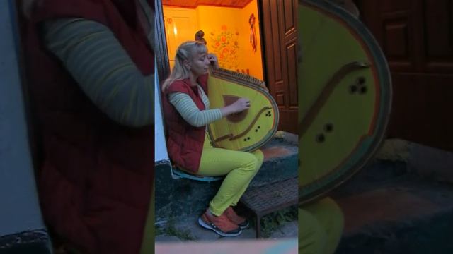 Бандура. Играю на даче) Одна из первых моих мелодий " Калинка-калинонька" смотреть онлайн