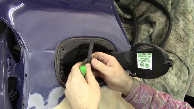 Как снять лючок и кожух заливной горловины бензобака на Renault Modus. смотреть онлайн