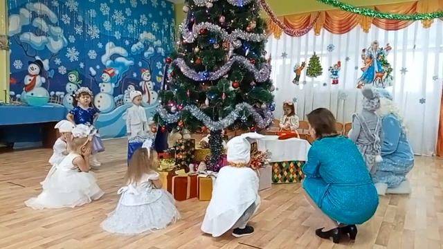 Ёлка в детском саду у моих девочек 2021-2022/Первая ёлка у младшей) смотреть онлайн