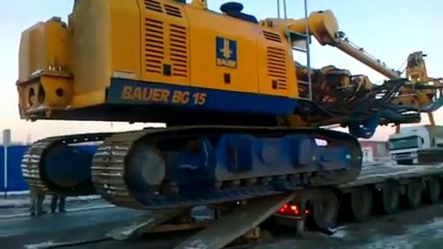 Спуск с трала буровой установки Bauer BG 15 смотреть онлайн