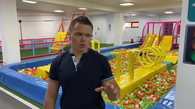 Один день с БАТУТНЫМ БАРОНОМ. Бизнес на Игровых Лабиринтах смотреть онлайн