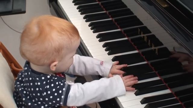 Amazing one year old child plays a piano concert смотреть онлайн