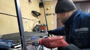 как установить внутренний замок в калитку из профильной трубы.