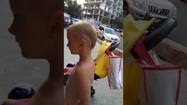 Гриша раздает листовки. смотреть онлайн