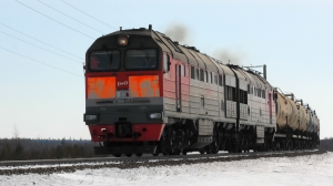 2ТЭ116У-0035 с грузовым поездом и приветливой бригадой