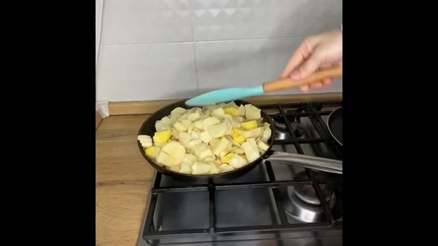 Жаренная картошка с охотничьими колбасками смотреть онлайн