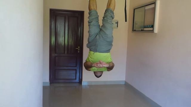 Дима испытывает антигравитационные ботинки (Индия, Варкала) смотреть онлайн