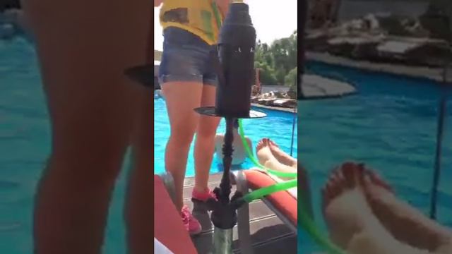 Алла Бергер загорает у бассейна смотреть онлайн