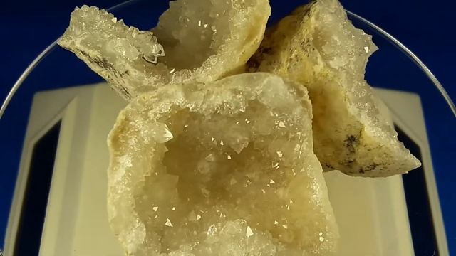 ЖЕОДА с кристаллами Кварца (крупный план 03) смотреть онлайн