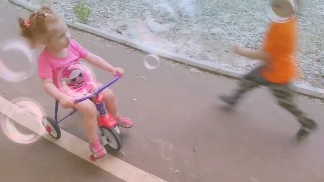 Прогулка Настеньки на велосипеде смотреть онлайн