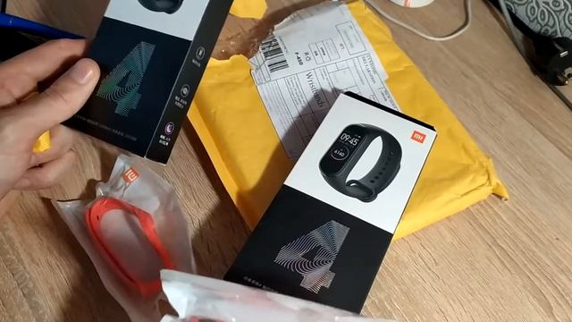 Xiaomi Mi Band 4 честный обзор и честная распаковка смотреть онлайн