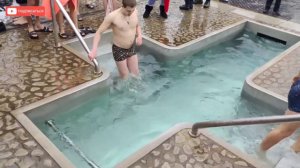 Крещенские купания.Ледяная вода,зима, купание в проруби