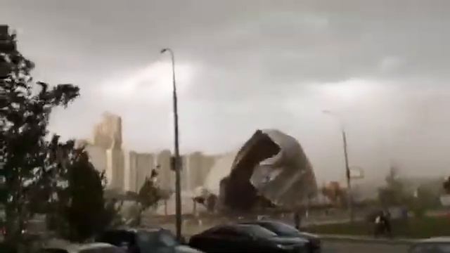 Ветер в Москве снёс теннисный корт!!! смотреть онлайн