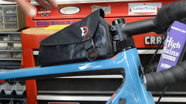 Revelate Designs Mag Tank Bolt On Bag Review смотреть онлайн