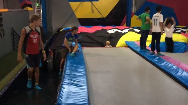 Батутный комплекс в Дубае Bounce самый большой в мире батут Площадка для паркура смотреть онлайн