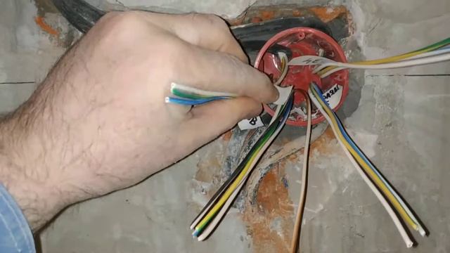 Как надо собирать провода в подрозетнике. смотреть онлайн