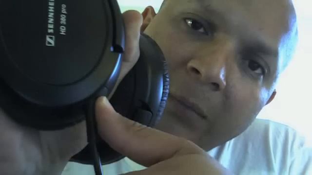 Sennheiser HD 380 Pro, How to remove the attached cable on the headphone (Unplugging Cable) смотреть онлайн