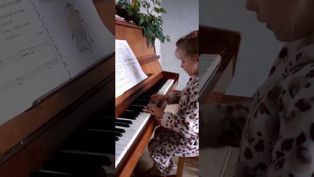 Ходзинская Диана, 6 лет, работа по сборнику Тороповой, изучение нот базового ключа, пьеса Водяной смотреть онлайн