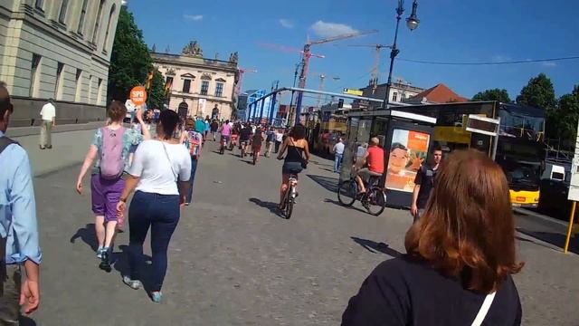 Walking down Unter den Linden in Berlin, Germany смотреть онлайн