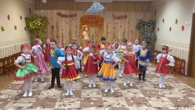 Осенняя песня "Осень раскрасавица", подготовительная группа Осенний праздник в ДОУ смотреть онлайн