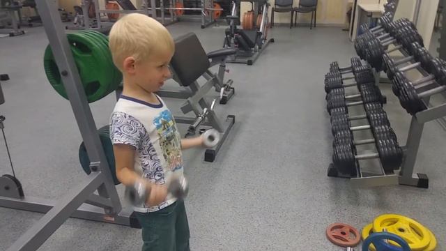 🔥🔥Челлендж кто сильнее, Халк, Железный человек, Илья? Занимаемся в тренажерном зале с супергероями смотреть онлайн