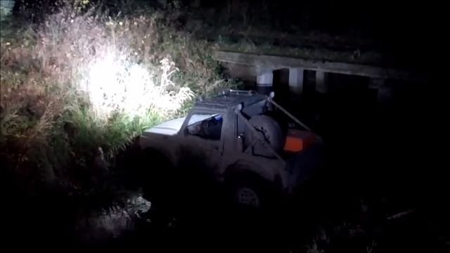 Suzuki Samurai / SJ413 Wassergraben durchfahren / Seilwinde смотреть онлайн