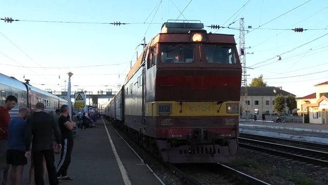 ЧС4Т-275 со скорым поездом Москва — Абакан прибывает на станцию Балезино