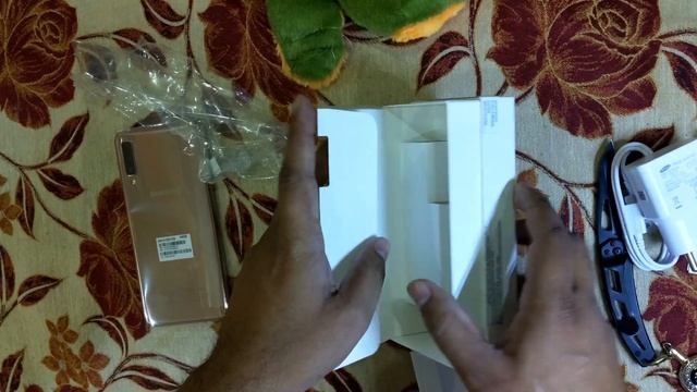 Samsung Galaxy A7 2018 (Gold) - Triple Camera Phone Unboxing & Hands-on !! смотреть онлайн