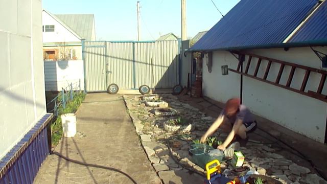 VLOG ЧАСТЬ 2! ДЕРЕВЕНСКИЕ БУДНИ! САЖАЕМ ЦВЕТЫ! МАЛЕНЬКИЙ ПОМОЩНИК! VLOG! VILLAGE EVERYDAY! смотреть онлайн