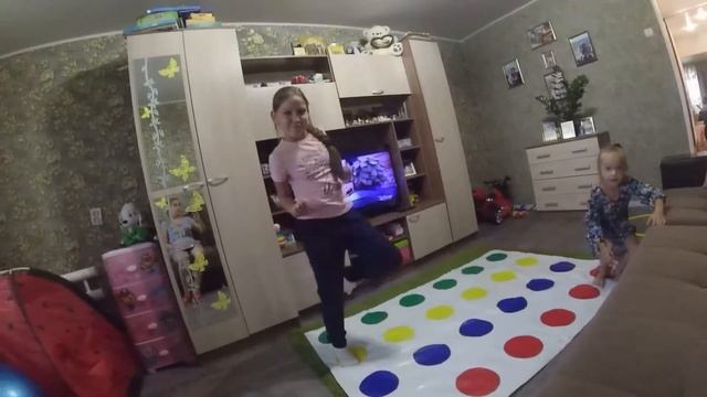 Играем в Твистер! смотреть онлайн