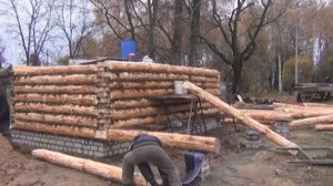 Установка сруба на фундамент видео \\ Укладка первого венца \\ Будни Братьев