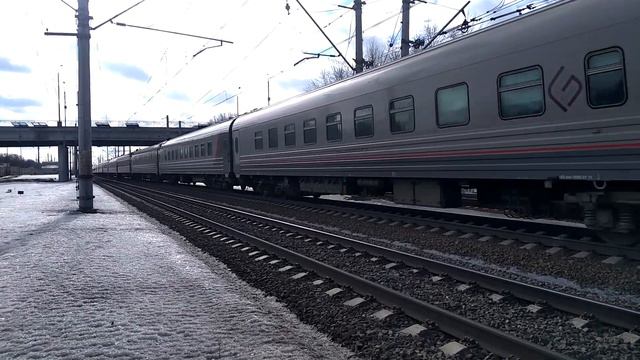 Электровоз ЭП20-077 с фирменным поездом "Таврия" Севастополь-Москва следует у пл. Вешняки. смотреть онлайн