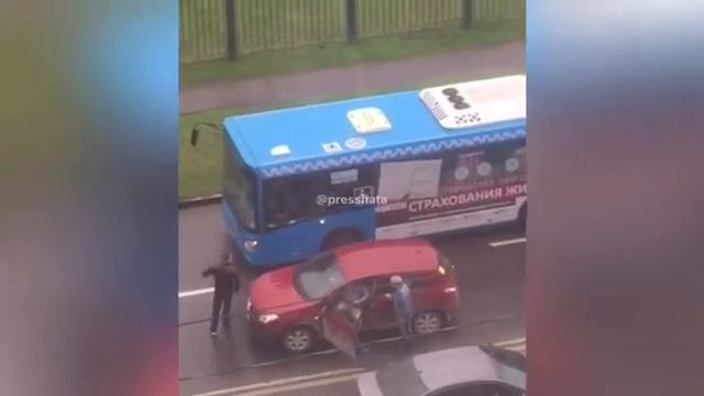 Суровые разборки на дороге и мамаша-оператор смотреть онлайн