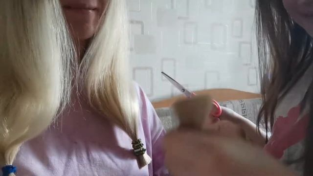Габриэла подстригает маме волосы! Gabriela cuts her mom's hair смотреть онлайн