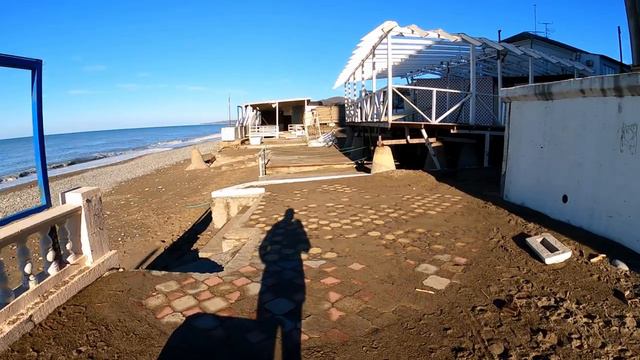 Пляж "Морской бриз" после шторма и подозрение ,что стена наклонилась! 🌴ЛАЗАРЕВСКОЕ СЕГОДНЯ🌴СОЧИ. смотреть онлайн