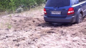 Нива 2121 вытаскивает из песка KIA Sorento
