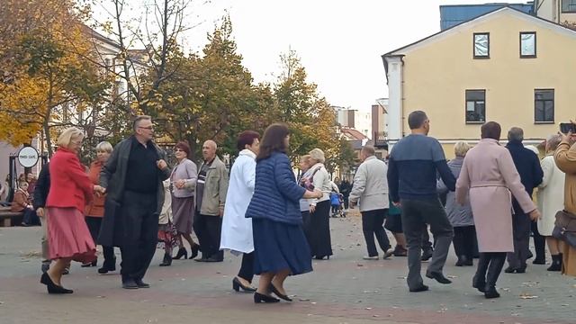 16.10.2022 Brest Belarus... Танцы... Осень...Walks with Victoria ПОДПИСЫВАЙТЕСЬ НА МОЙ ЮТУБ КАНАЛ смотреть онлайн