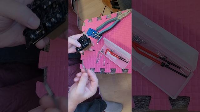 Восстанавливаем сорванную резьбу на седле Floyd Rose. С помощью набора для восстановления резьбы М4 смотреть онлайн