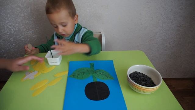 Тимурчик делает Подсолнух Аппликация из цветной бумаги и семечек Поделки для детей Делаем с ребёнко смотреть онлайн