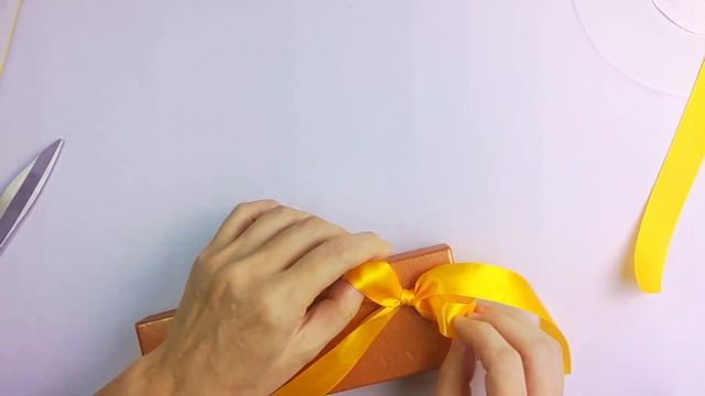 How to tie a diagonal ribbon beautifully on gift box | 禮物盒斜綁蝴蝶結的打法 #bowMaking on gift box смотреть онлайн